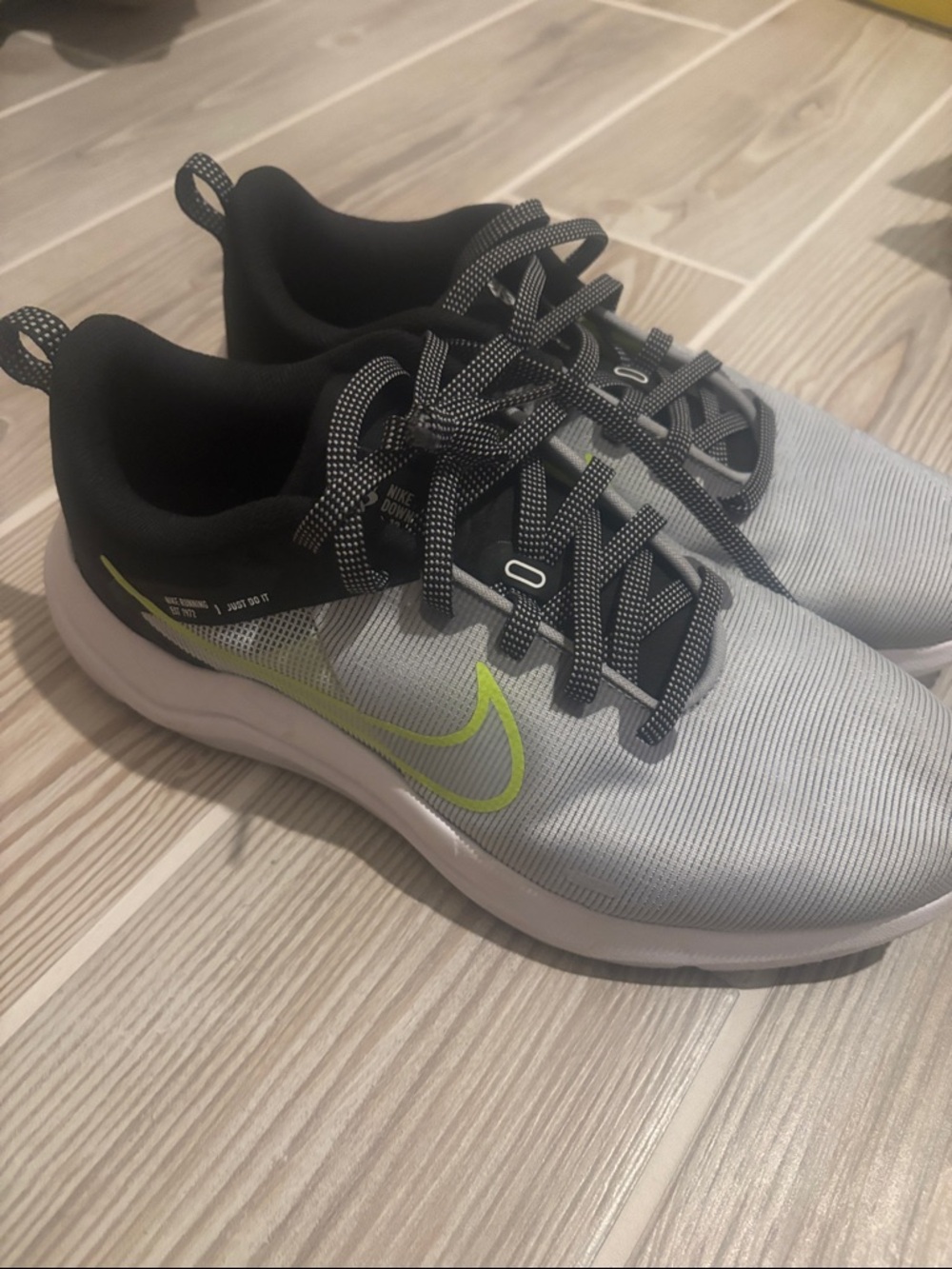 Nike Men’s Light Gray and Black Trainers with Neon Swoosh